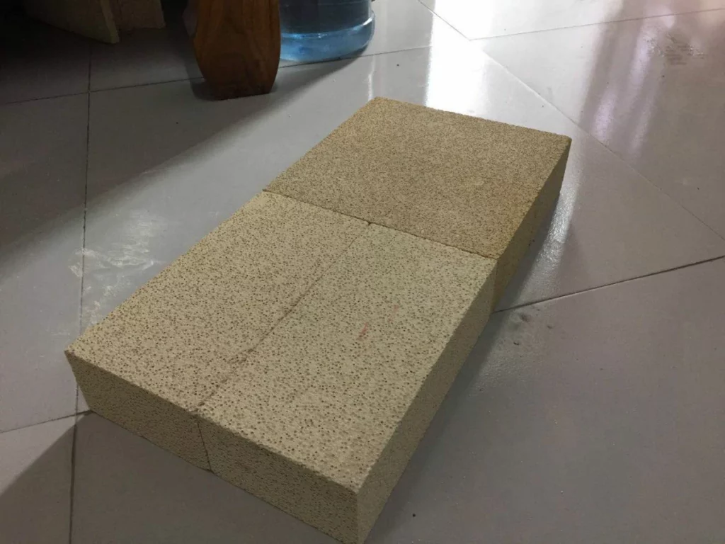 High alumina insulating brick
