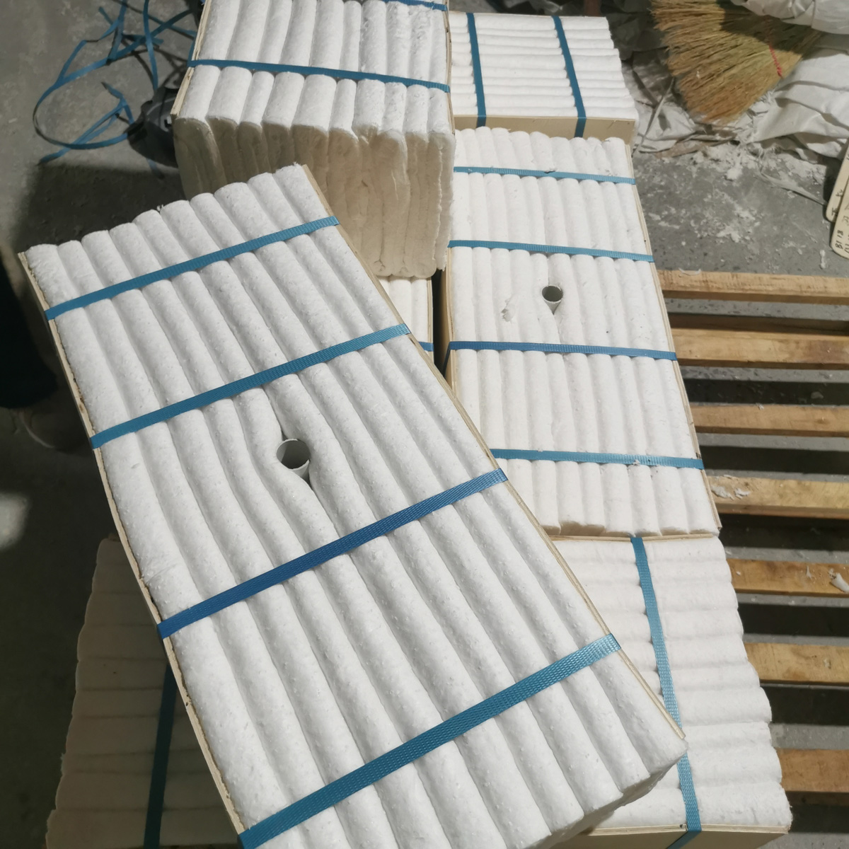 Refractory insulating ceramic fiber modules